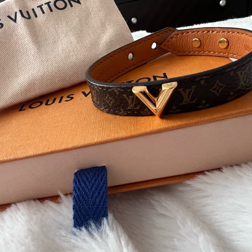 Louis Vuitton Monogram Essential V Bracelet 17